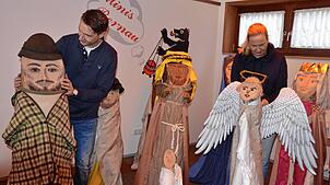 Thomas Mittermaier und Anne Gerstner legen letzte Hand an die Gewänder der Bernauer Krippenfiguren an.