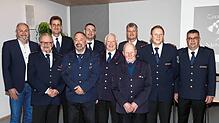 Im Anschluss an die Versammlung der Feuerwehr Mönchweiler stellen sich Geehrte und Amtsträger zum gemeinsamen Bild (von links): ...