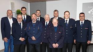 Im Anschluss an die Versammlung der Feuerwehr Mönchweiler stellen sich Geehrte und Amtsträger zum gemeinsamen Bild (von links): ...