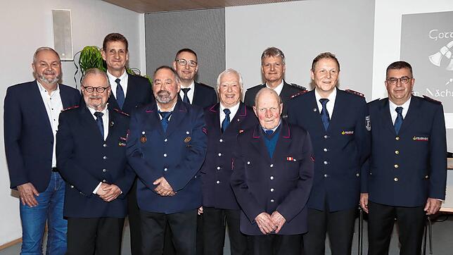 Im Anschluss an die Versammlung der Feuerwehr Mönchweiler stellen sich Geehrte und Amtsträger zum gemeinsamen Bild (von links): ...