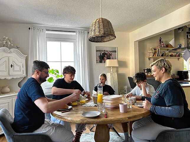 Hier herrscht noch die Ruhe vor dem Sturm: Papa Dejan, Luca, Lia, Mylo und Mama Nadine (von links) frühstücken gemeinsam in ...