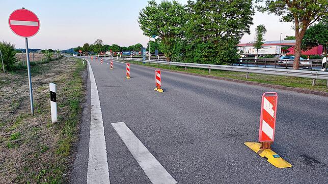 Damit seitlich parkende Laster nicht die Zufahrt zum Rastplatz zu sehr verengen oder gar versperren, wird diese klar markiert und ...