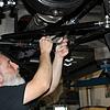 Hobbyrennfahrer Manuel Kreiter zeigt in seiner Werkstatt, wie er ausgehend von der Hinterachse an mehreren Stellen den Geradeauslauf ...