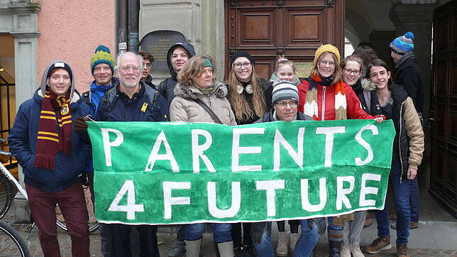 Aktivisten von Fridays for Future machen am 23. Januar vor dem Ratssaal auf das Thema Klimaschutz aufmerksam. Im Rat wird der erste ...