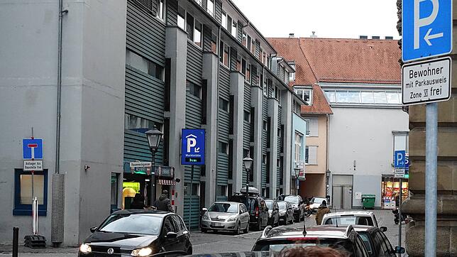 Bild : Tesla-Fahrerin rutscht vom Brems- aufs Gaspedal &ndash; und verursacht 85.000 Euro Schaden