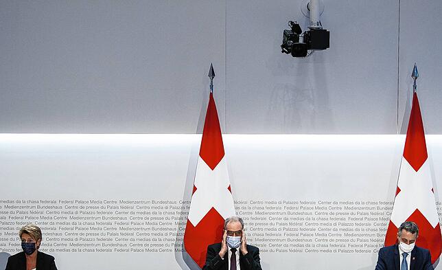 Karin Keller-Sutter, Justizministerin der Schweiz, Guy Parmelin, Bundespräsident der Schweiz, und Ignazio Cassis, Außenminister der ...