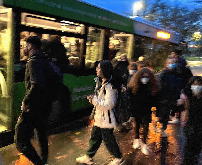 7.29 Uhr kommt der Bus an der Mühlöschstraße an. Gut 20 Schüler steigen hier aus, andere wieder ein. Im Bus wird es etwas luftiger.
