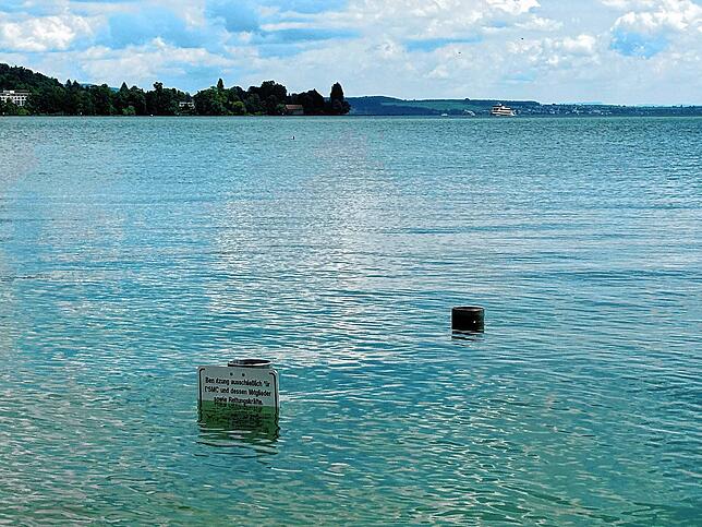Dieses Schild am Ufer vor dem Areal Klein Venedig ist nicht mehr vollständig lesbar.