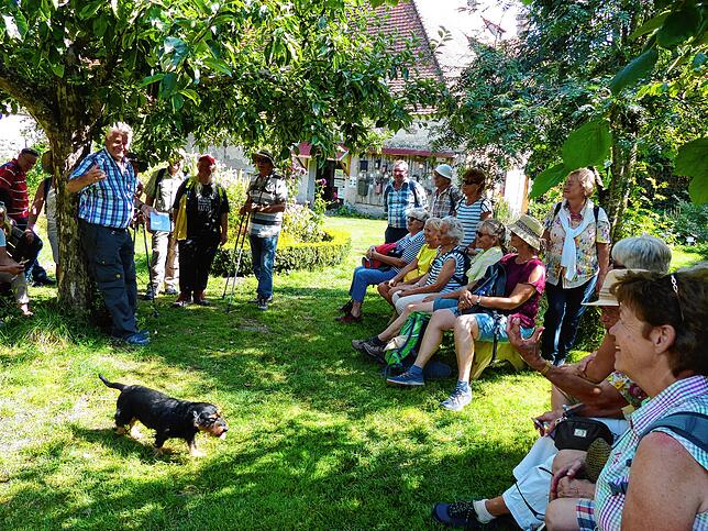 Über 200 Gewürze, Kräuter, Heil- und Färbepflanzen gedeihen im Klostergarten in Inzigkofen, den Wanderführer Michael Wilkendorf (links) ...