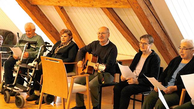 Singen geht in jedem Alter und bereitet Freude. Seit 15 Jahren initiiert Hans-Peter Jung (Mitte) im Altenzentrum Gesangsnachmittage. ...
