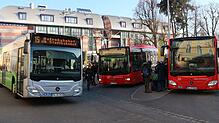 Viel Verkehr am Stadtbahnhof Friedrichshafen: Künftig werden hier die Busse noch öfter halten und abfahren. Archivbild: Georg Wex