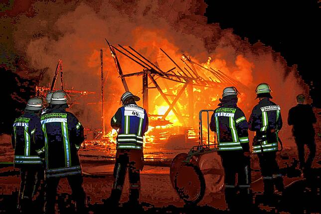 Der Feuerwehr bleibt nur noch übrig, die Scheune kontrolliert abbrennen zu lassen und einen Flächenbrand zu verhindern.