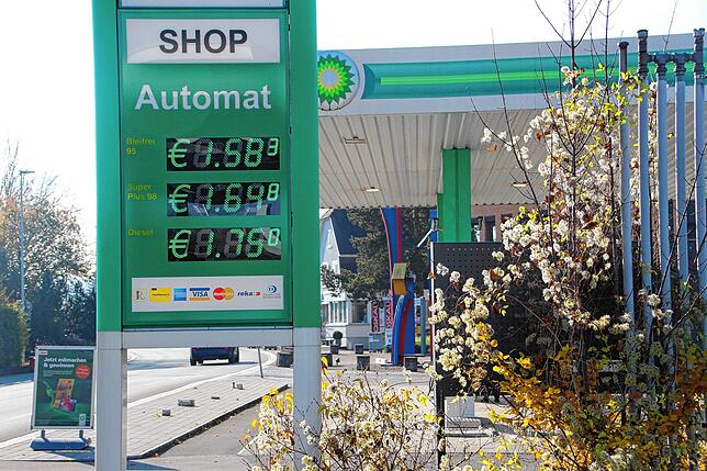 Die Preise für Benzin liegen in im Schweizer Grenzgebiet etwa zwölf Cent günstiger als im Nachbarland. Nur der Dieselkraftstoff ist ...
