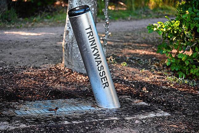 Der neue Trinkwasserbrunnen in St. Georgen: Er steht am Eingang zum Trimm-Dich-Pfad. Um Wasser zu zapfen, muss ein Knopf an der ...
