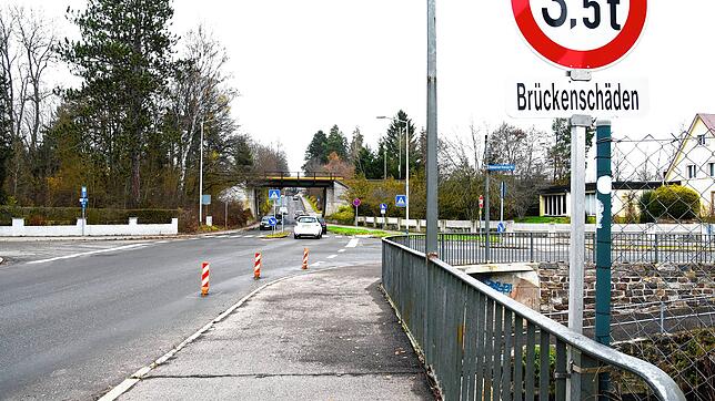 Diese Brücke über die Brigach in der Peterzeller Straße, hier an der Einmündung Sebastian-Kneipp-Straße, wird der größten Brückenneubau ...