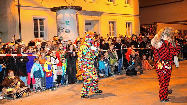 Bild 15: Auf dem Stephansplatz sprühen die Funken &ndash; hier endet die Konstanzer Fasnacht