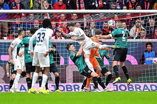 Freiburgs Lukas Kübler (M, 17) mit dem Torschuss zum 1:2.