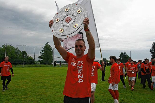 Meistertrainer Luis Goncalves mit der Papp-Meisterschale.
