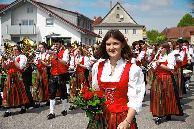 Bild 1: Gute Stimmung beim Jubiläumsumzug des Musikvereins Liggersdorf im Rahmen des Bezirksmusikfestes