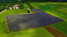 Beispiel Hirschhalde: Die Solar-Anlage auf der Hirschhalde bei Bad Dürrheim ist jetzt fertiggestellt. Links oben das Pflege- und ...
