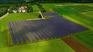 Beispiel Hirschhalde: Die Solar-Anlage auf der Hirschhalde bei Bad Dürrheim ist jetzt fertiggestellt. Links oben das Pflege- und ...