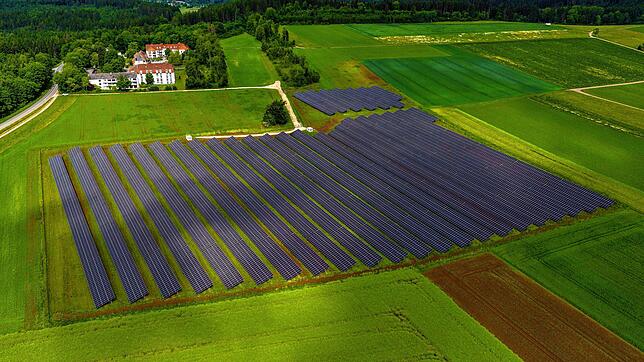 Beispiel Hirschhalde: Die Solar-Anlage auf der Hirschhalde bei Bad Dürrheim ist jetzt fertiggestellt. Links oben das Pflege- und ...