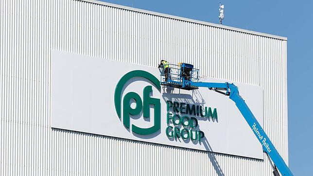 Trotz einer Untersagung durch das Kartellamt will Deutschlands größter Fleischkonzern Premium Food Group weiterhin die deutschen ...