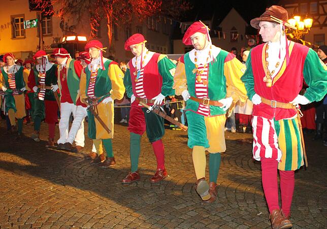 Die Trommgesellenzunft Munderkingen zeigt einen Ausschnitt aus dem Brunnensprung. Keiner der schmucken Junggesellen juckten am Ende ...