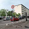 Tempo-30-Schild in der Ekkehardstraße auf Höhe der Höristraße und direkt dahinter der Blitzer. Die Autofahrer müssen sich an Tempo 30 ...