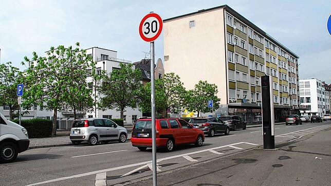 Tempo-30-Schild in der Ekkehardstraße auf Höhe der Höristraße und direkt dahinter der Blitzer. Die Autofahrer müssen sich an Tempo 30 ...