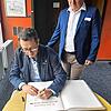 Gemeindepräsident Thomas Müller trägt sich ins Goldene Buch ein, rechts Bürgermeister Ralf Baumert. Bild: Gemeinde