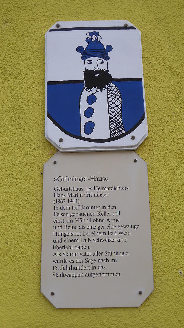Ein Abbild des Stühlinger Männle, gemalt von Elvira Tröndle, geborene Hägele, sowie eine Infotafel erinnern an das Stühlinger Männle, ...
