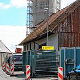 Dieses alte Bauernaus hat die Gemeinde gekauft. Es wird nun abgerissen, um neue Parkplätze zu schaffen.