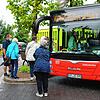 Der zweite Teil der Veranstaltung findet in einem Bus mit Niederflurtechnik der SBG statt. Dominik Hässig (links im Bild) beantwortet ...