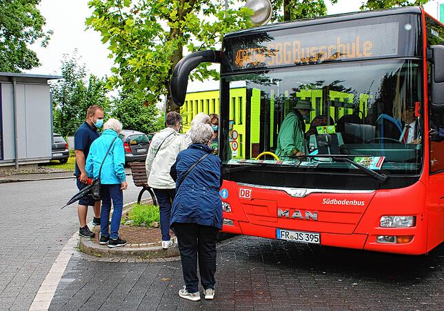 Der zweite Teil der Veranstaltung findet in einem Bus mit Niederflurtechnik der SBG statt. Dominik Hässig (links im Bild) beantwortet ...