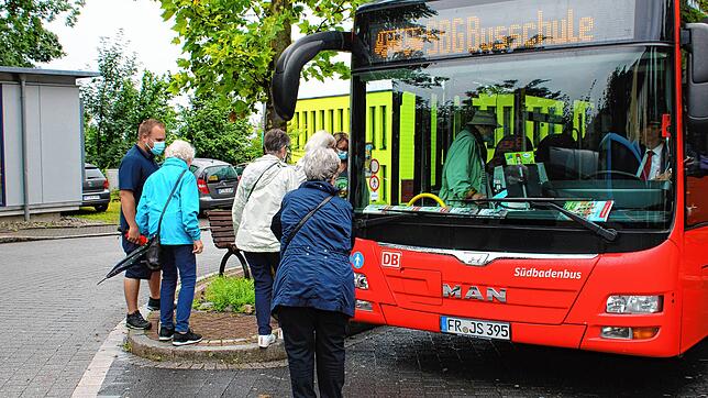 Der zweite Teil der Veranstaltung findet in einem Bus mit Niederflurtechnik der SBG statt. Dominik Hässig (links im Bild) beantwortet ...