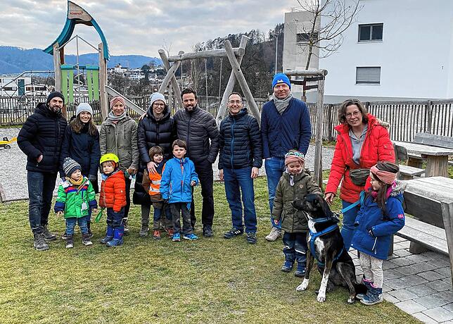 Alessandro Ribaudo mit Teilnehmern der Spielplatz- und Freizeitanlagen-Rallye in Ludwigshafen.
