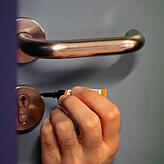 (Symbolbild) Mehrfach soll der Konstanzer das Türschloss zur Wohnung seiner Ex-Freundin mit Sekundenkleber unbrauchbar gemacht haben. ...