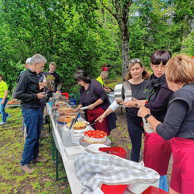 Dennoch darf Kuchen nicht fehlen: Die Landfrauen kümmerten sich beim Erdbeerfest Berau um den Kuchenverkauf.