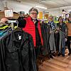 Im Gottmadinger Rot-Kreuz-Lädele können sich Kunden komplett mit Second-Hand-Kleidung versorgen. Der DRK-Ortsvereinsvorsitzende Peter ...