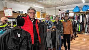 Im Gottmadinger Rot-Kreuz-Lädele können sich Kunden komplett mit Second-Hand-Kleidung versorgen. Der DRK-Ortsvereinsvorsitzende Peter ...