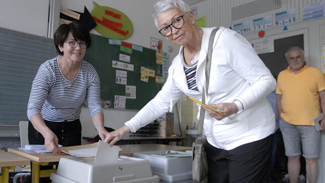 Ehrenamt ist für sie selbstverständlich: Schon seit 37 Jahren ist Stefanie Peitz (links) regelmäßig ehrenamtlich als Wahlhelferin tätig.