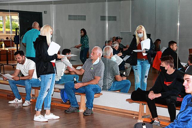 Jeder Musiker des Musikvereins Mönchweiler erhält bei der Probe ohne Instrumente eine schriftliche Fassung des Hygienekonzepts des ...