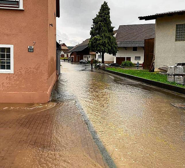 In Altheim wurden Straßen, Wiesen und Äcker überflutet. Keller und Schuppen liefen voller Wasser.