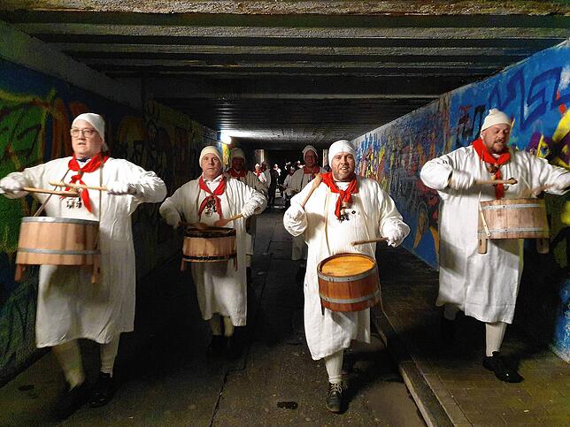 Um Punkt 5 Uhr begann die Narro-Zunft Waldshut am Schmutzigen Donnerstag mit dem Wecken der Bevölkerung.