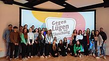 Die elfte Klasse der Mettnau-Schule aus Radolfzell war mit ihrem Lehrer Jürgen Rössler (ganz links) zu Besuch im Medienhaus. Auf dem ...