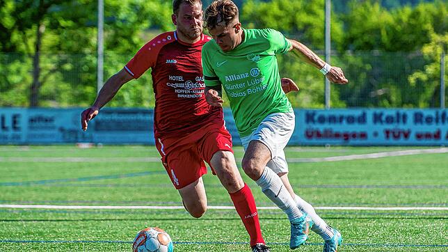 Derby-Time in Riedern: Nach einem Jahr Pause stehen sich Benedikt Moser (links) vom Aufsteiger FC Schlüchttal und Julian Bächle vom ...