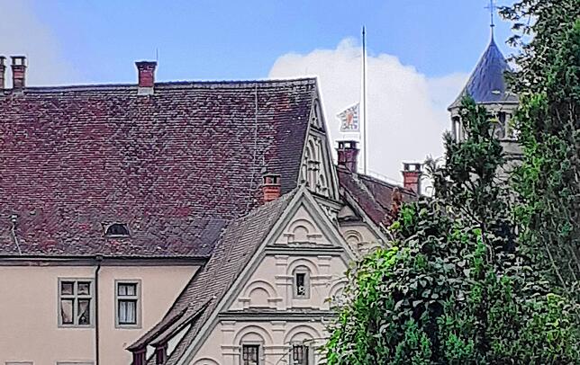 Seit dem frühen Donnerstagmorgen weht über dem Schloss das Fürstenwappen auf Halbmast.