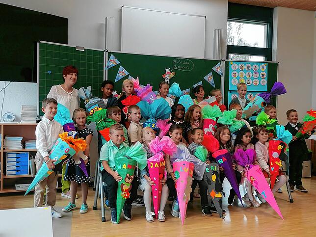 An der Korbinian-Brodmann-Grundschule Hohenfels hatten die 22 neuen Erstklässler mit ihrer stellvertretenden Klassenlehrerin Dagmar ...