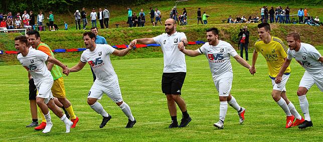 Jubeln bei der SG Nordweil/Wagenstadt: Für Luigi „Gino“ Lentisco (Zweiter von rechts), neben Trainer Klaus Gallmann) war die Relegation ...
